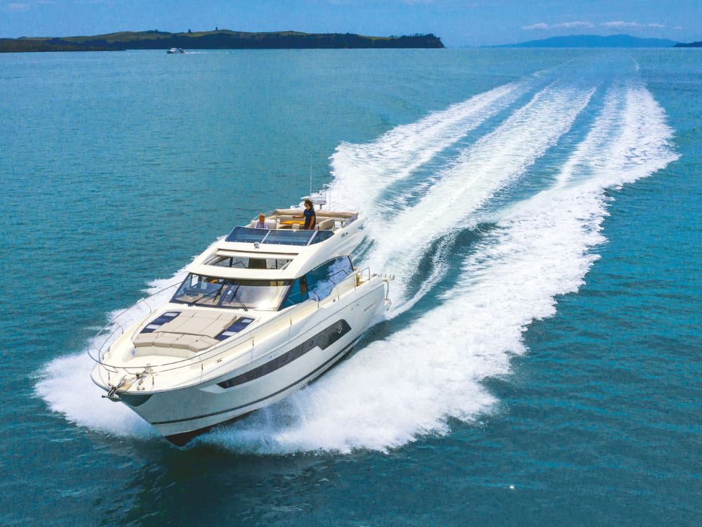 A sports-style flybridge and a huge opening sunroof for the best of both worlds.