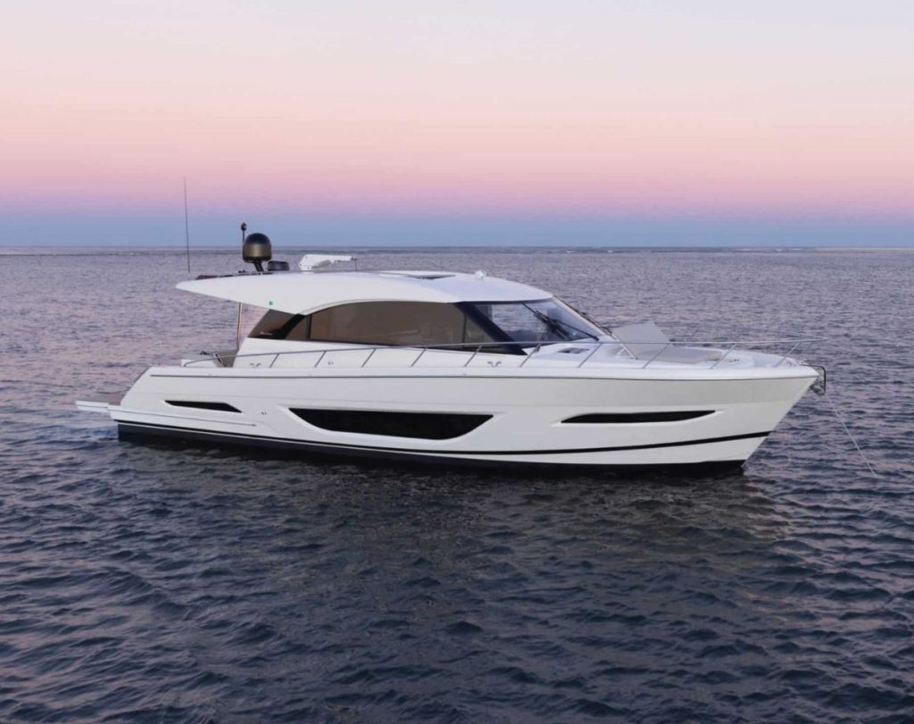 Maritimo S55 anchored // Maritimo