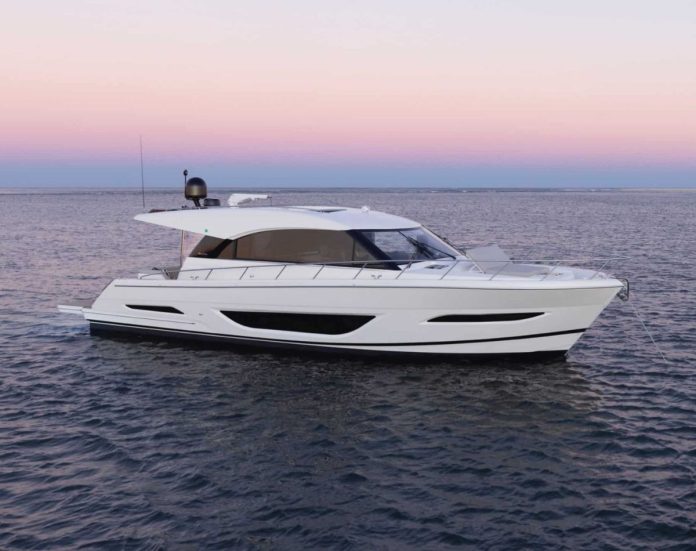 Maritimo S55 anchored // Maritimo