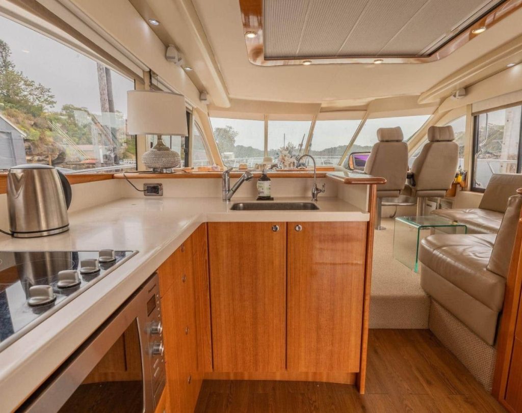 Maritimo C60 galley // Maritimo