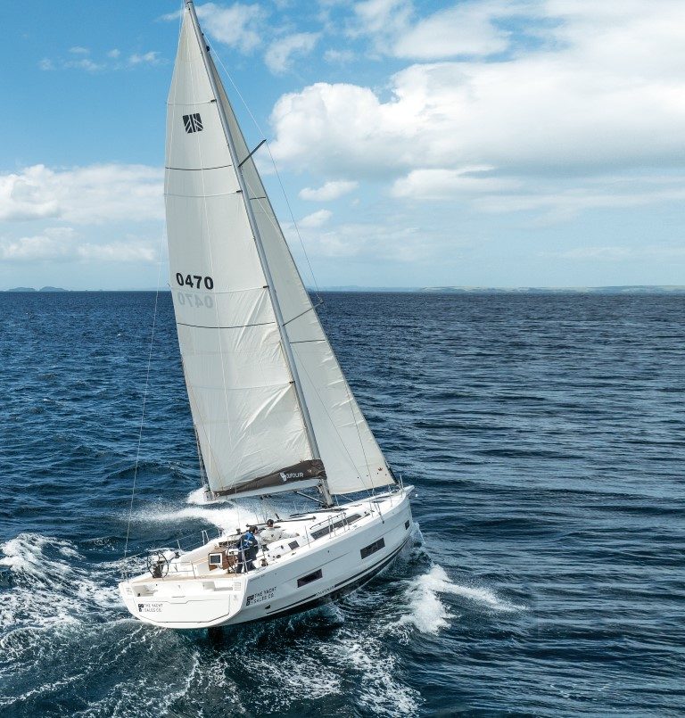 Dufour 470 - sailing on ocean