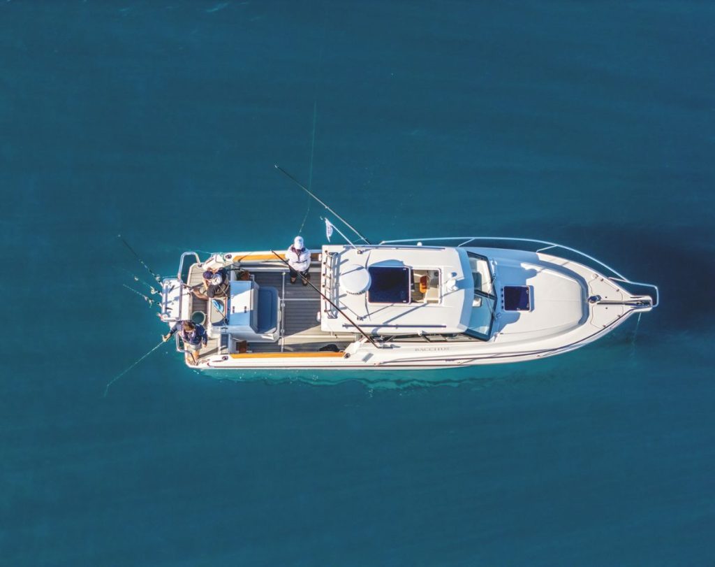 Inboard or outboard, the Rayglass 3000 has it covered. Both are strong performers. // BNZ