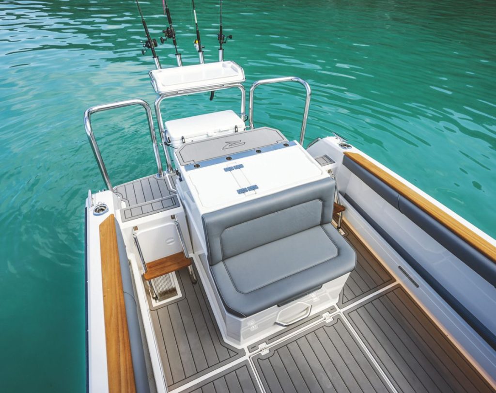 The inboard takes up space in the cockpit, but Rayglass 3000 makes the most of the layout with seating and storage solutions. // BNZ