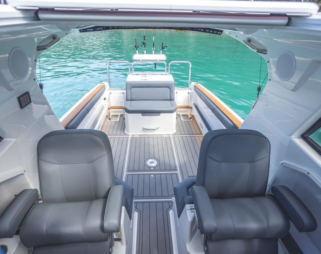 The inboard takes up space in the cockpit, but Rayglass 3000 makes the most of the layout with seating and storage solutions. // BNZ