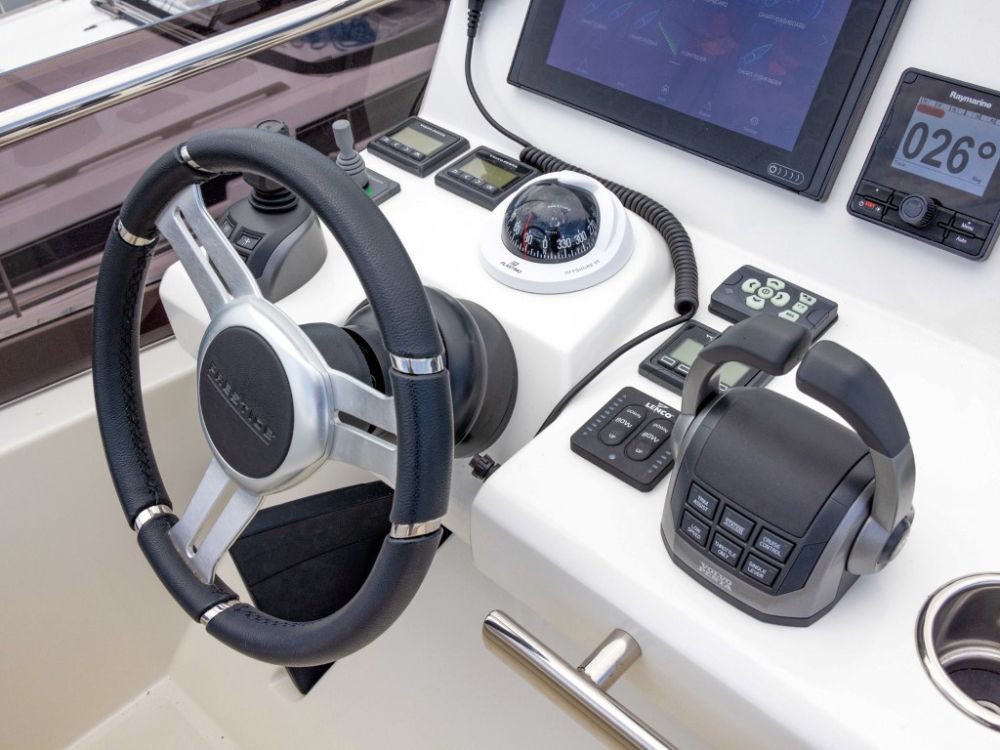 The 520F also has controls on the flybridge. // Photo credit: Roger Mills