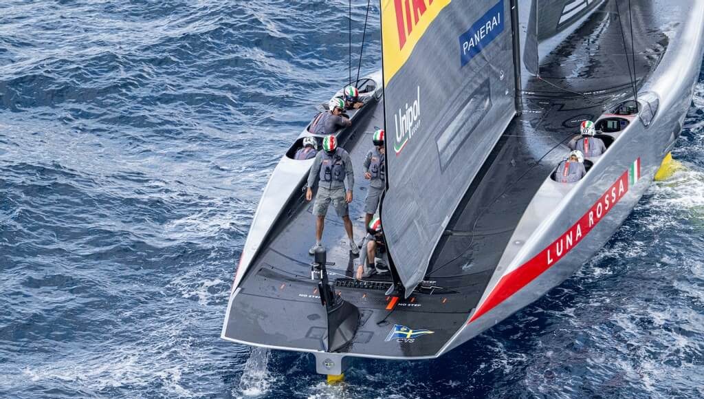 Luna Rossa team observe damage. Photo credit : C37 media