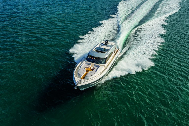 Riviera 6800 Sport Yacht