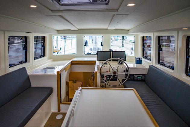The wheelhouse within Eugen Seibold // Photo credit: YYachts, https://www.yyachts.de/
