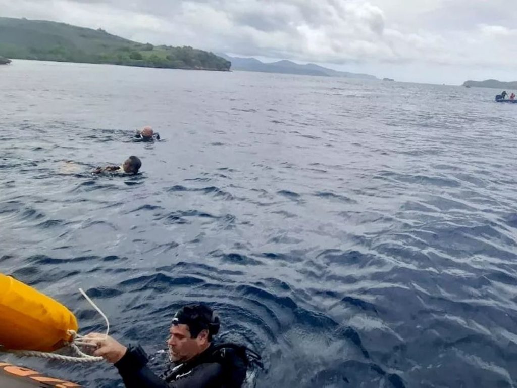 The search for Fernando Martín, and three of his children, in Padar waters with snorkeling and diving by the SAR and water police team // Photo: Basarnas