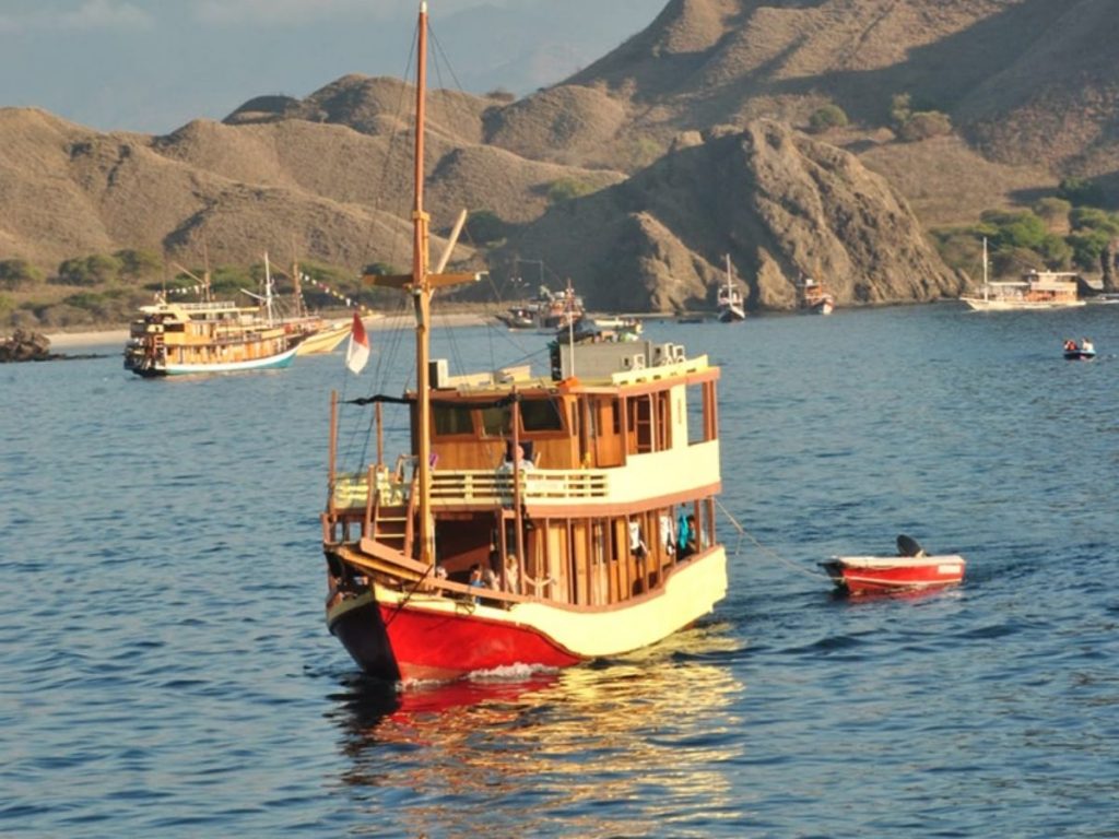 KM Putri Sakinah // Photo credit: https://boatkomodotour.com/