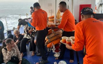 Hundreds on board sunken ferry boat in Philippines