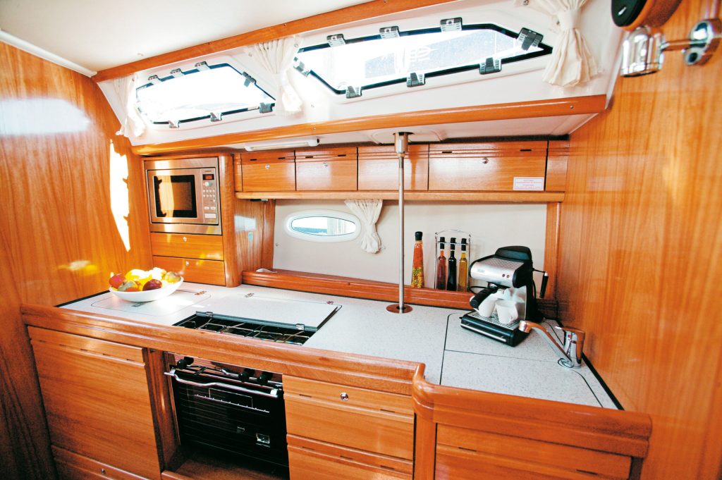 Bavaria 40 (2008) galley