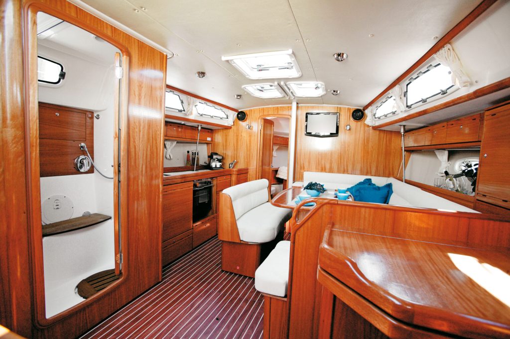 Bavaria 40 (2008) saloon