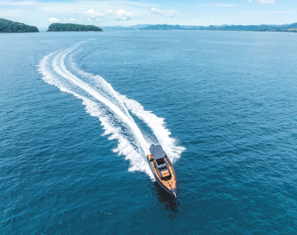 Performance with the 400hp V10 is spectacular and throwing the boat around is lots of fun. Thankfully, there’s plenty to hold onto in the turns.