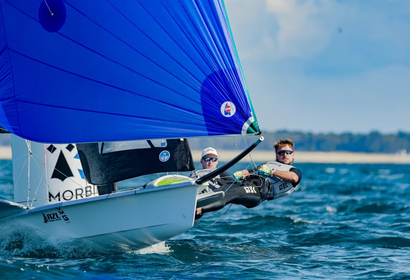 2026 49er, 49erFX and Nacra 17 World Championships, Day 4: New Zealand's Seb Menzies and George Lee Rush seize overall lead in men's skiff in Quiberon