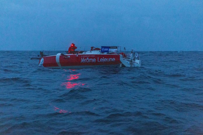 Breaking: Marin Carnot's Figaro loses mast on Fondation Jérôme Lejeune