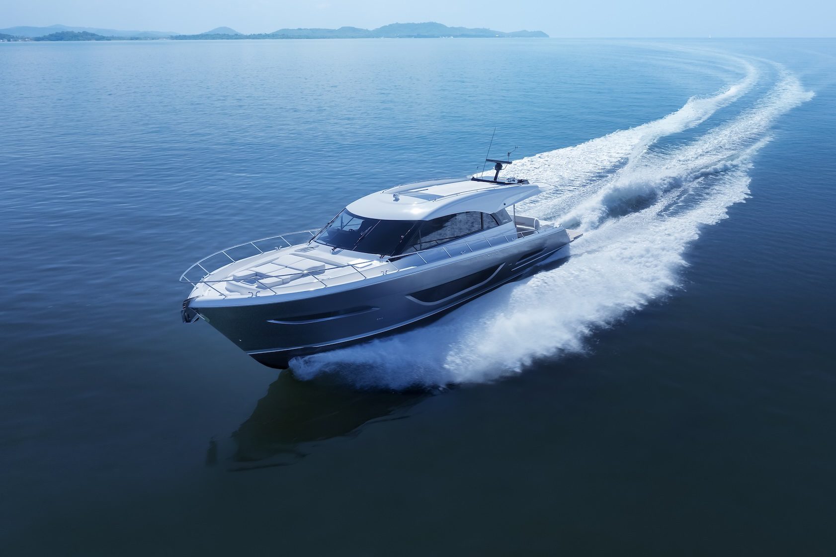 Skippered vs. Owner-Operated Voyages: Which Is Right for Your Cruising Experience?