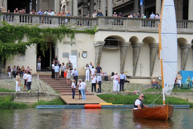 The Canottieri Firenze under the Uffizi and, on the right, Casmaran Duri i Banchi by Giuseppe Olivi // Photo credit: Paolo Maccione
