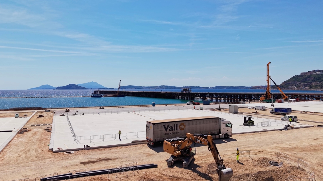 Base Construction Begins In Bagnoli For The Challenger Of Record, Gb1