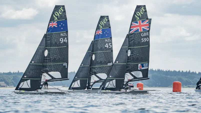 2026 49er, 49erFX and Nacra 17 European Championships, Day 4: World champions Seb Menzies and George Lee Rush seize lead as New Zealand crews dominate men's skiff fleet