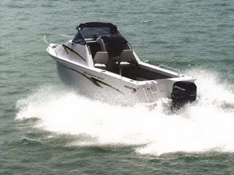 Quintrix Spirit runabout underway