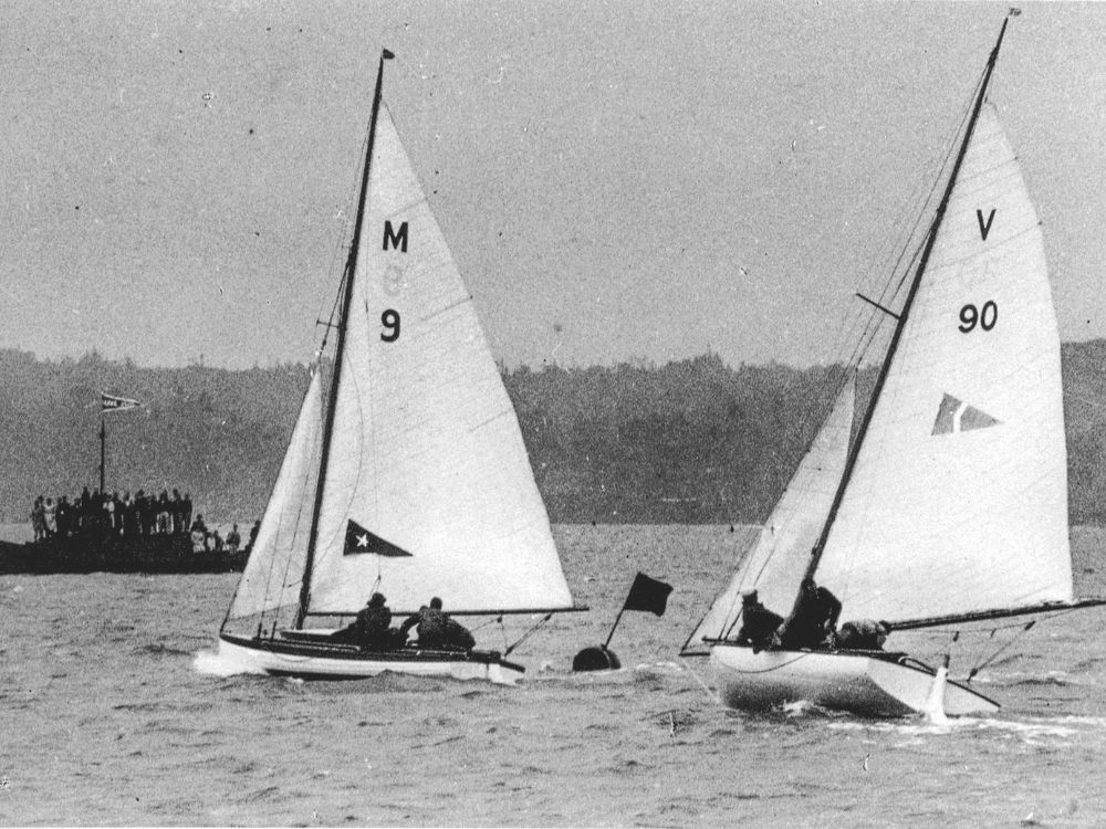 Manu [Manu (M9) crossing the line ahead of Jeanette in the first race in the 1939 “World’s 18-Footer Championship”.