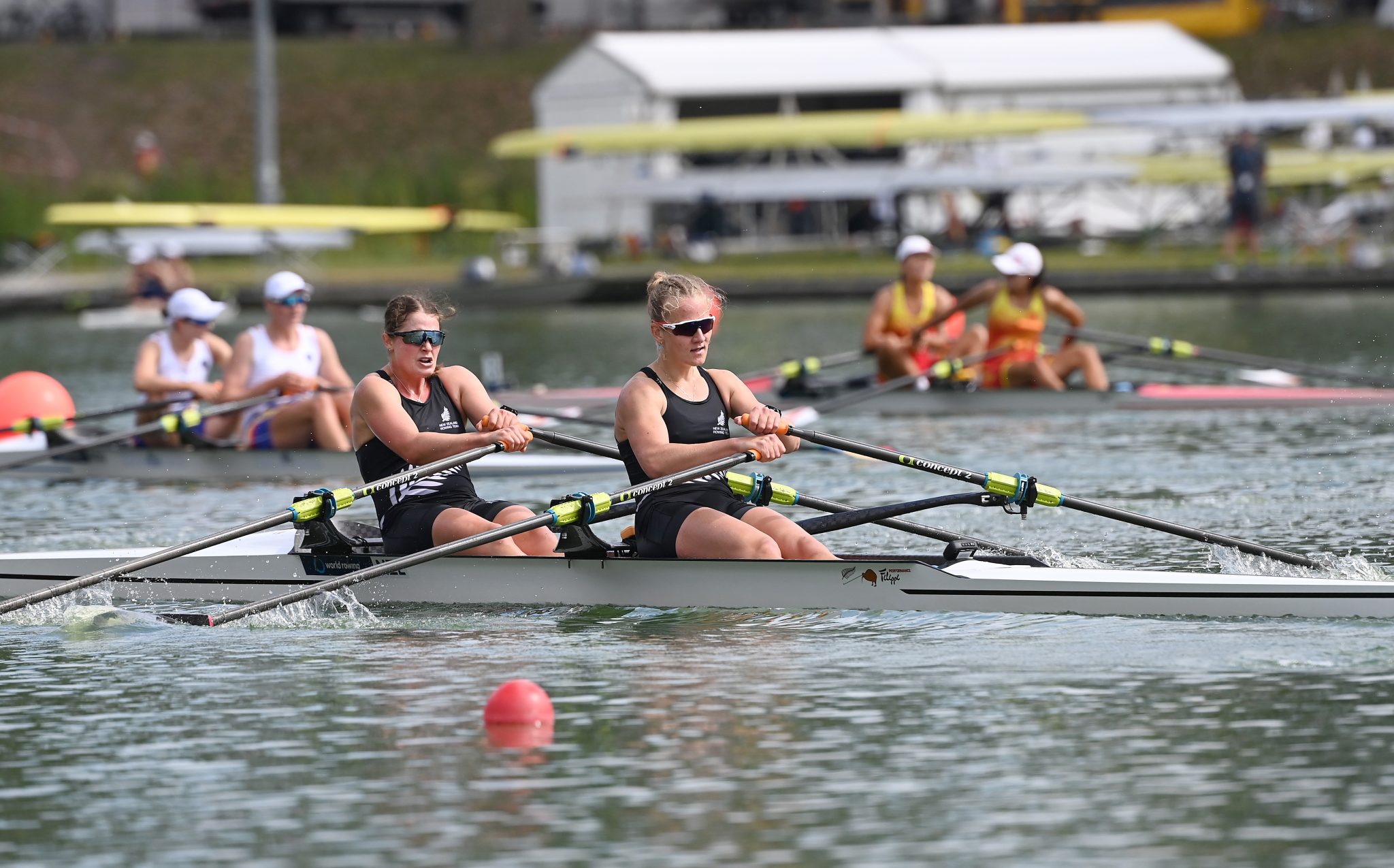Kiwi pair take another step in defence of world title