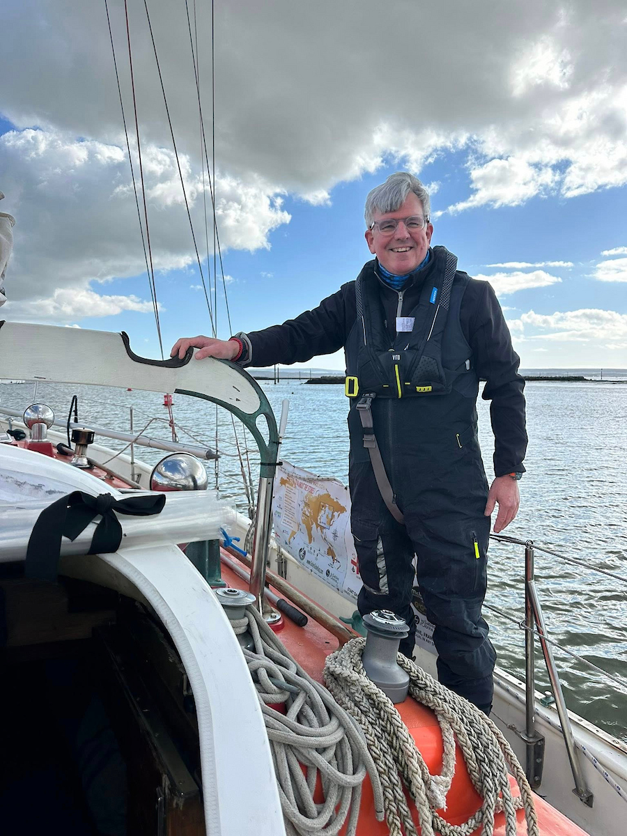 Golden Globe leaders stretch to 60-mile lead as fleet splits on breeze Golden Globe leaders stretch to 60-mile lead as fleet splits on breeze