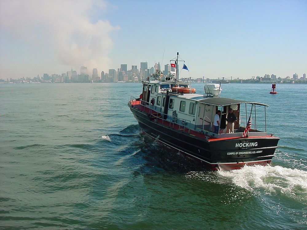 USACE Patrol Boat Hocking heads toward lower Manhattan on 9-11, Public Domain, https://commons.wikimedia.org/windex.php/curid=19565925. // Photo credit: US Army Corps of Engineers from USA