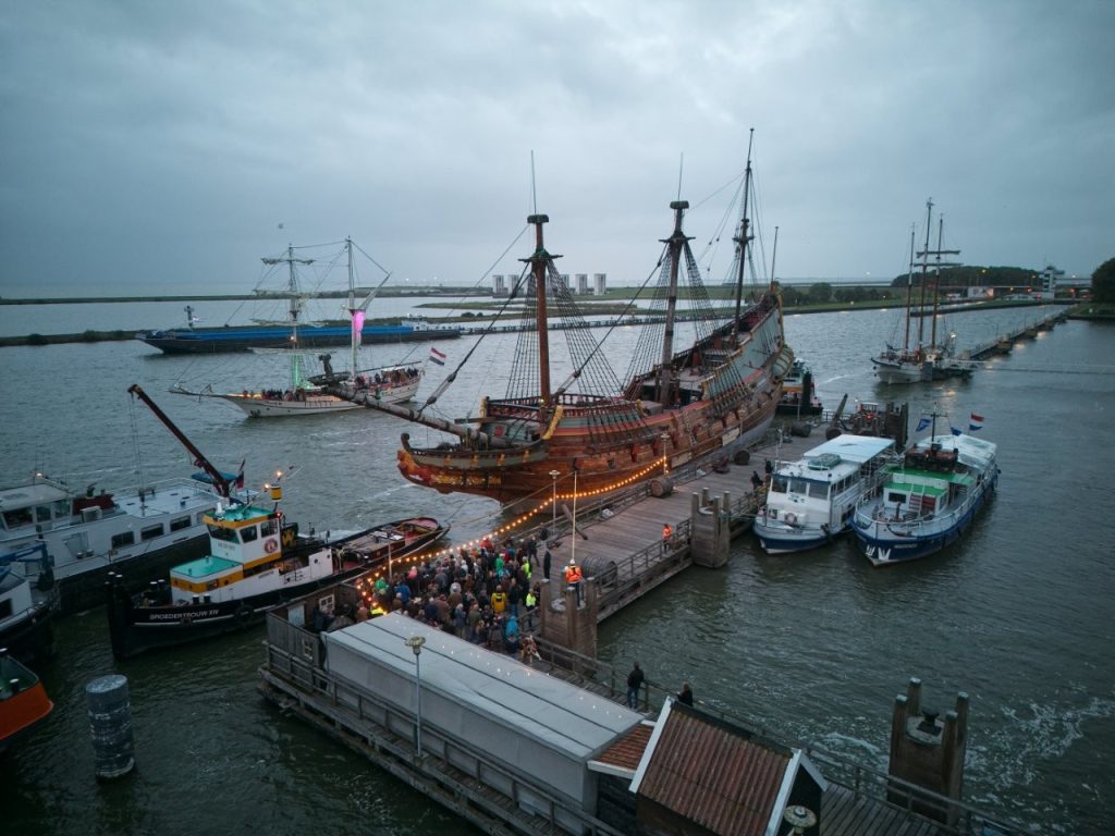 Work on Batavia's restoration. 650-tonne 17th-century ship replica moved into dry dock for final voyage ashore. // Photo courtesy Museum Batavialand