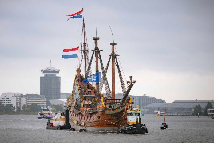Batavia sails through central Amsterdam. 650-tonne 17th-century ship replica moved into dry dock for final voyage ashore. // Photo courtesy Museum Batavialand Batavia sails through central Amsterdam. 650-tonne 17th-century ship replica moved into dry dock for final voyage ashore. // Photo courtesy Museum Batavialand