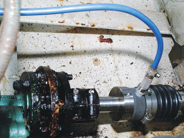 The stern tube water feed can now be connected to the spigot on the PSS seal. Always use flexible hose for the final connection to ensure there is no pressure applied to the seal by the hose. Finally, reconnect the shaft to the gearbox.