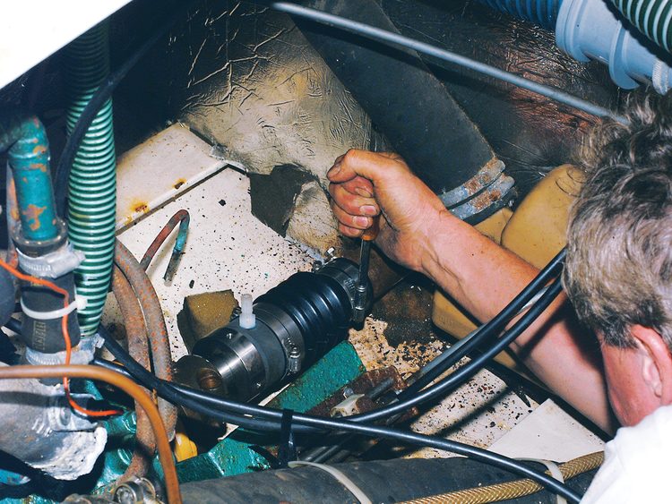 Ensure the bellows assembly is in line with the shaft and then tighten the securing hose clips.
