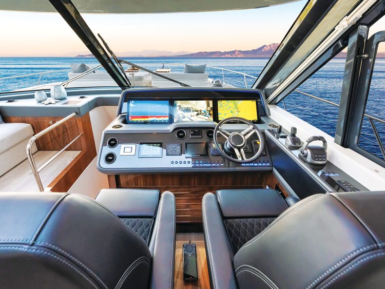 Riviera 6800 Sport Yacht PE Helm.