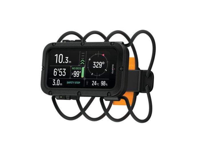 Suunto_NauticBlack_Bungeestrap_Perspective_quarter_Compass.